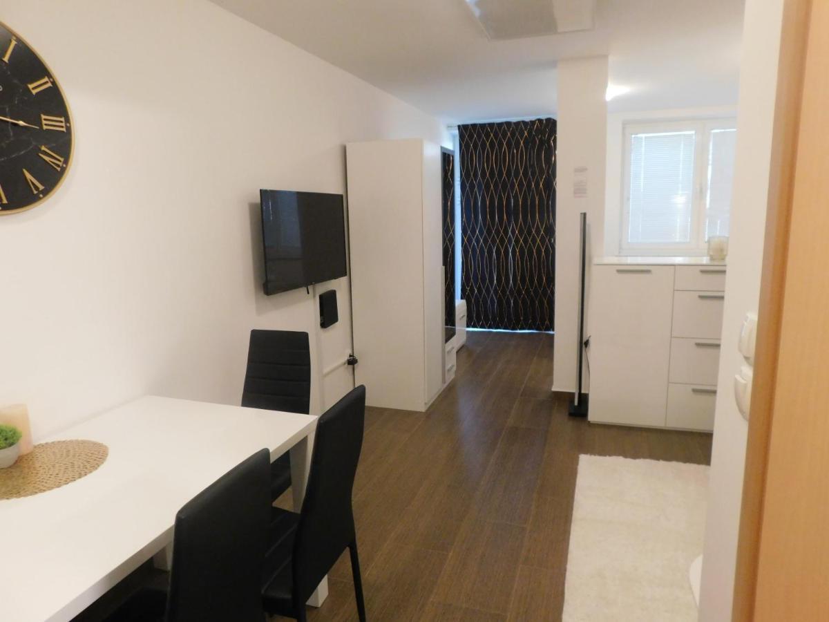 Modern Center Studio Under The Castle V Appartement Ljubljana Buitenkant foto